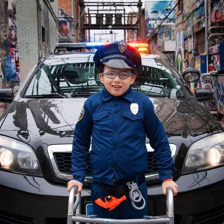 <p>Kenalkan, ini Elliott. Bocah yang punya impian jadi polisi ini mengalami keterbatasan pada pergerakan kaki dan ada kerusakan di bagian otaknya. Tapi, Elliot tetap ceria. (Foto: Glass Crown Photography/ Carrie Lewis)</p>