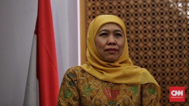 Gubernur Jawa Timur Khofifah Indar Parawansa diberikan potongan tumpeng pertama oleh para pejabat teras Partai Golkar dalam pertemuan di Tuban.