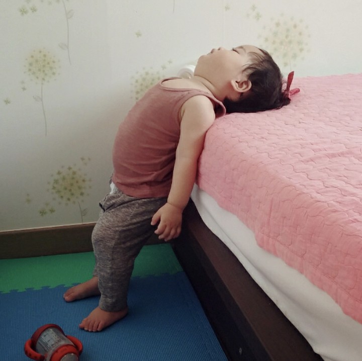 <p>Yuli kayaknya ngantuk banget, sampai ketiduran pas berdiri gini. Hi-hi-hi. (Foto: Instagram @1004yul_i)</p>