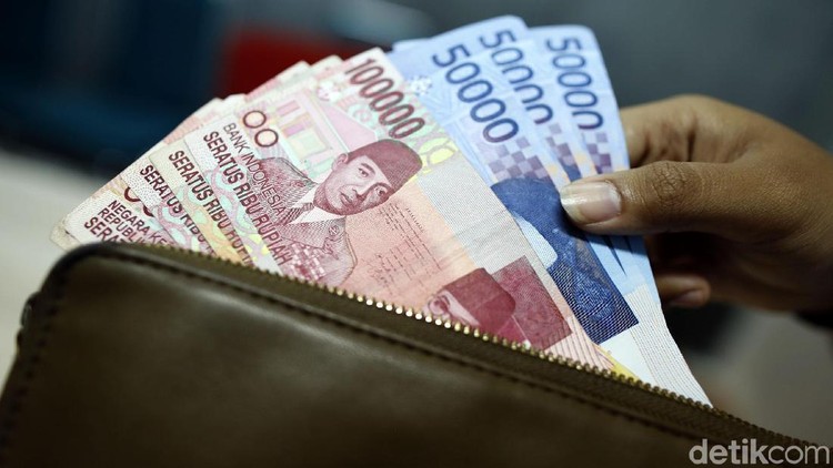 Sebagai 'menteri keuangan' di keluarga, Bunda perlu pandai-pandai menyimpan uang nih. Yuk simak dan coba lima tips menyimpan uang ini, Bun.