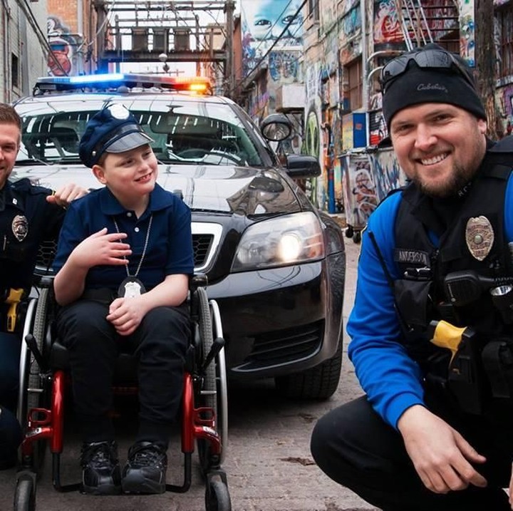 <p>Yang ini namanya Owen. Pak polisi cilik satu ini lagi asyik ngobrol sama polisi lainnya. Lagi ngomongin apa sih?  (Foto: Glass Crown Photography/ Carrie Lewis)</p>
