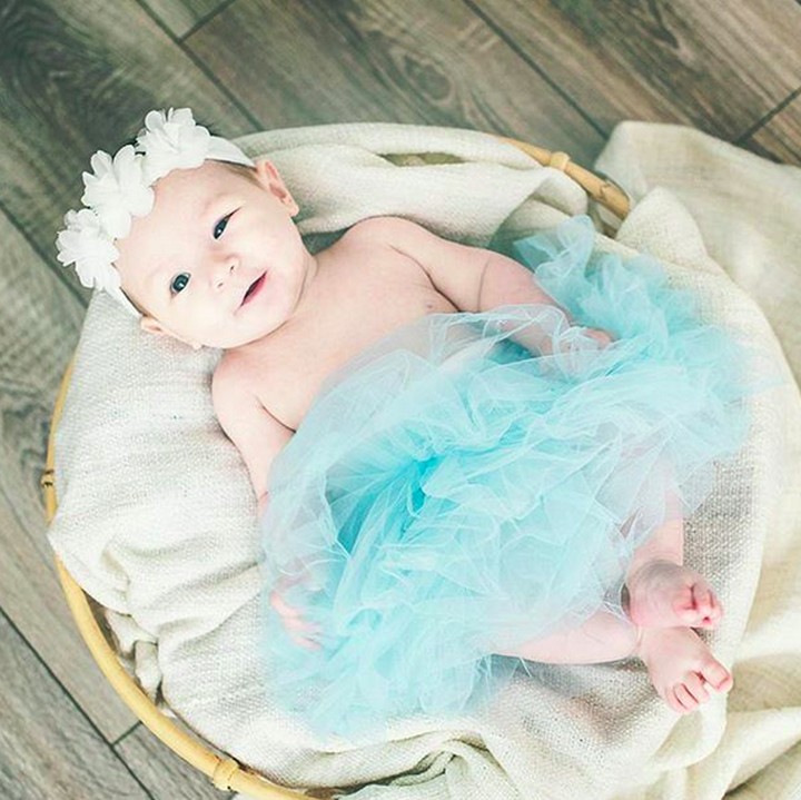 <p>Pose tiduran di ranjang makin oke kalau pakai rok tutu biru gini. He-he-he. (Foto: Instagram/ @lizzbiggsphotography)</p>