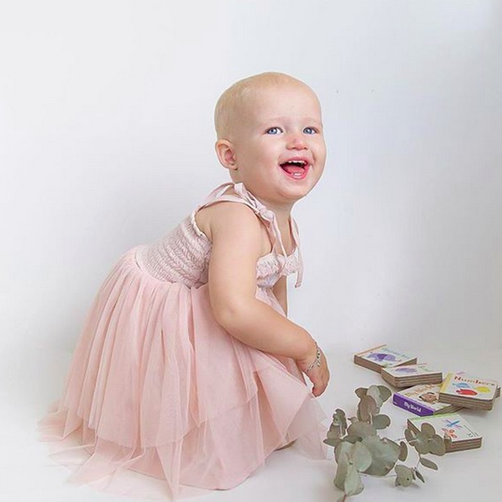<p>Biarpun rok tutu-nya nggak terlalu mengembang, anak yang satu ini tetap terlihat lucu. Apalagi dengan senyumnya yang super manis. (Foto: Instagram/ @littleverlou)  </p>