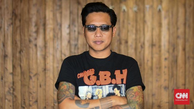 Radio Prambors menyatakan mereka menunda siaran Gofar Hilman yang semula dijadwalkan akan mengisi jam pagi di radio hit tersebut.