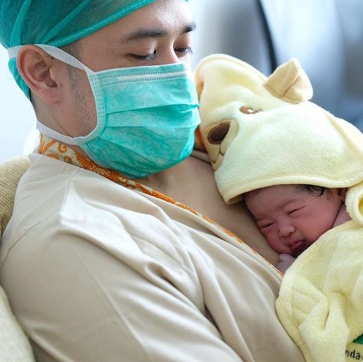 Skin to skin contact sama sang ayah. (Foto: Ritta Rajagukguk/ Instagram @ollaramlannaufar)