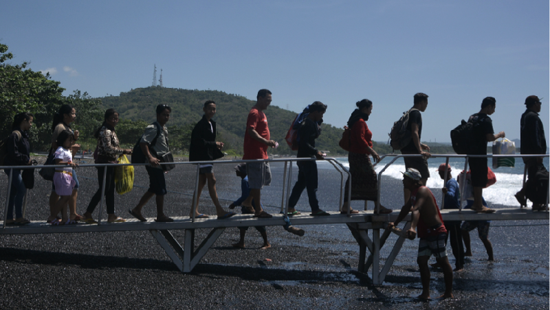 Bagi Anda yang ingin melihat 1000 penari membawakan tari Baris Jengkang atau melihat kejuaran selancar dunia dari pantai yang indah.