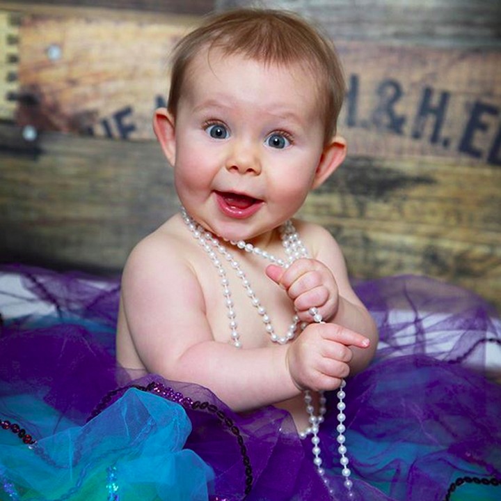 <p>Dipakaikan rok tutu, kira-kira ekspresi apa ya yang ditunjukkan si kecil? (Foto: Instagram/ @littlelaughsphotography)</p>