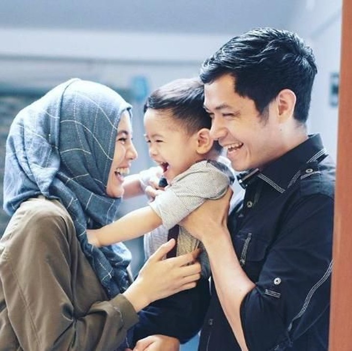 Keseruan keluarga Dude-Alyssa. (Foto: Instagram/dude2harlino)