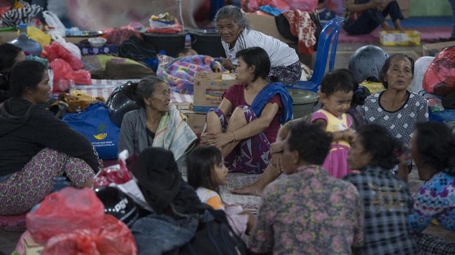 Stok air minum di sejumlah posko pengungsian mulai menipis. Relawan pengungsi khawatir kesulitan mendapat air minum jika letusan Gunung Agung semakin dahsyat.
