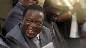 Mugabe Mengundurkan Diri,  Eks Wapres Mnangagwa Pulang