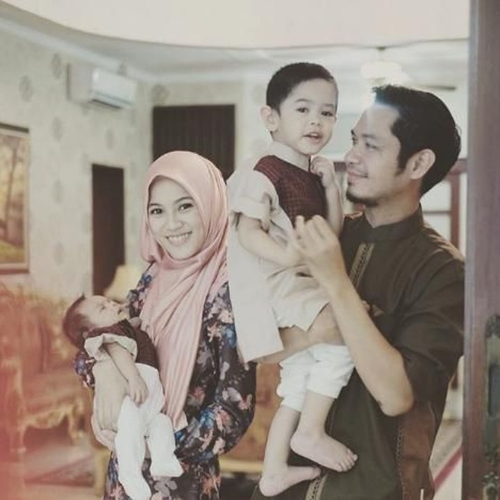 Kebahagiaan keduanya makin lengkap dengan kehadiran anak kedua. Wah, makin mesra nih Dude dan Alyssa. (Foto: Instagram/dude2harlino)