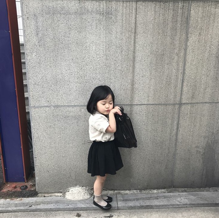 <p>Kamu lagi niru gayanya siapa lagi nih Yuli? (Foto: Instagram @1004yul_i)</p>