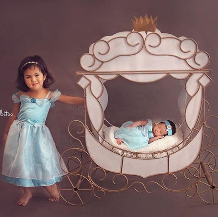 Pose sama kakak Aleena dulu ya. Cekrek! (Foto: Ritta Rajagukguk/ Instagram @ollaramlannaufar)