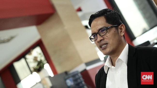 Dua tersangka yang diambil sampel suaranya oleh KPK adalah Ketua Komisi B DPRD Kalimantan Tengah Borak Milton dan Manajer Legal PT Binasawit, Teguh Dudy Zaldy.