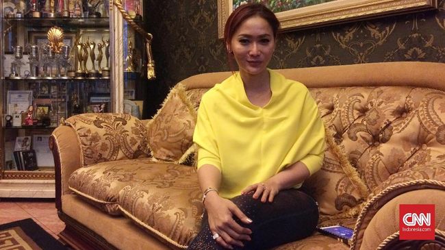 Inul Daratista membagikan momen gemas bersama suaminya, Adam Suseno, usai dibandingkan dengan Adam Levine.