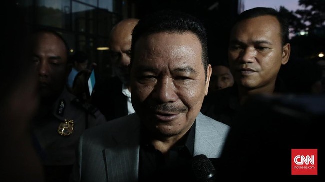 Otto Hasibuan mundur dari tim kuasa hukum Setya Novanto karena ada perbedaan pandangan dalam menghadapi kasus korupsi proyek pengadaan e-KTP.