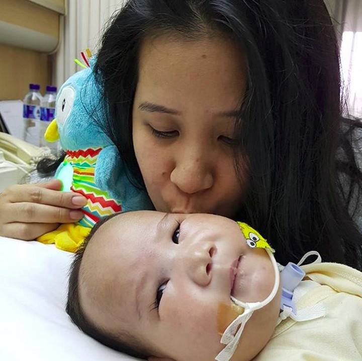 <p>Kecup sayang Bunda Ratih untuk si 'ketua genk kompleks' Adam (Foto: Instagram/ @adamfabumi)  </p>
