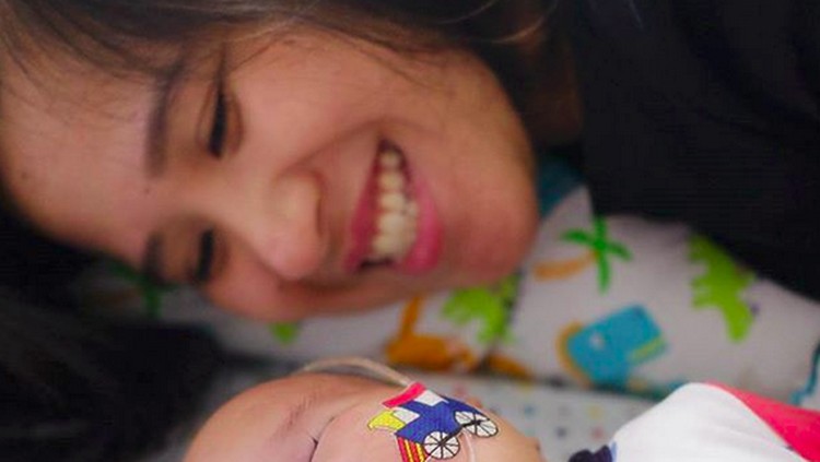 Adam Fabumi, bayi dengan kelainan Trisomy 13 yang jadi 'ketua genk kompleks' dengan salam kenyotnya itu kini sudah tenang dan bahagia di sana...