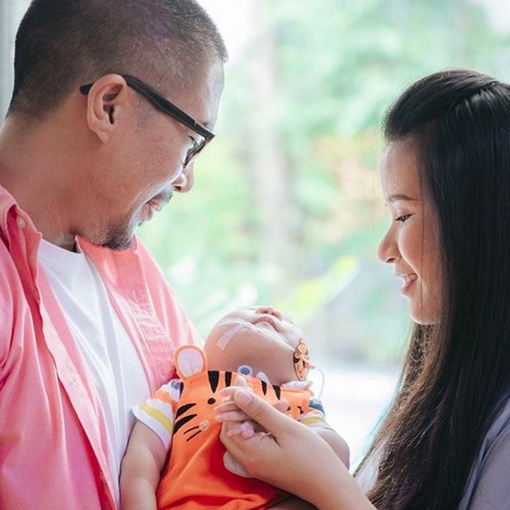 <p>Ratih dan Ludi yakin kalau pasti ada jalan untuk menghadapi semua ini. (Foto: Instagram/ @adamfabumi)</p>
