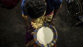 FOTO: Musik India di Atas Panggung Malaysia Ensambel 'urumee melam' yang dahulu merupakan musik untuk kelas pekerja India, kini dimainkan di festival-festival Hindu di Malaysia.