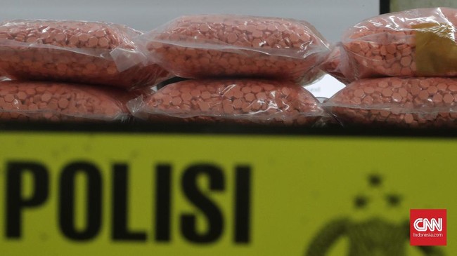 Satuan Narkoba Polres Metro Jakarta Barat menggagalkan peredaran 37 juta butir obat jenis Tramadol dan Hexymer jaringan internasional senilai Rp497 miliar.