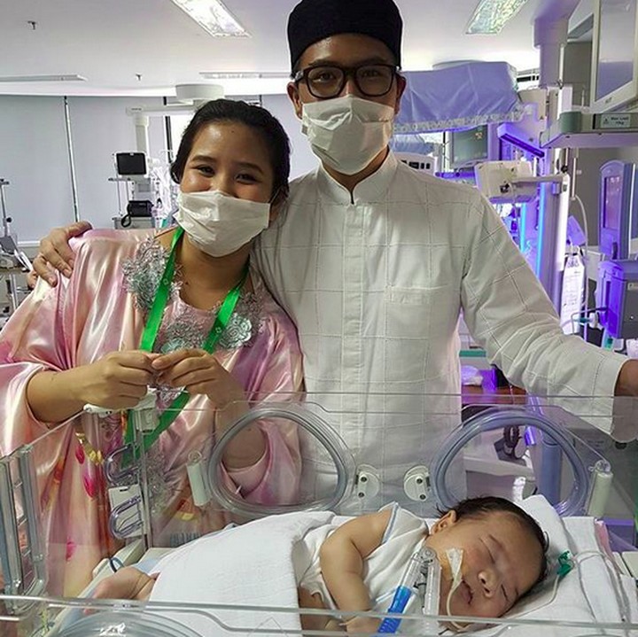 <p>Momen Idul Fitri pertama Ratih dan Ludi bersama si kecil Adam. (Foto: Instagram/ @adamfabumi)</p>