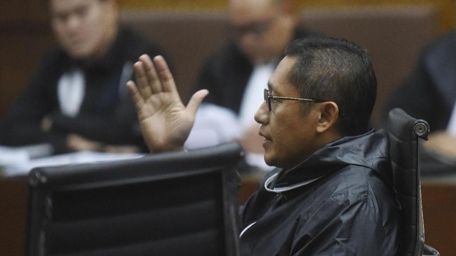 Anas membantah semua tudingan Nazaruddin yang menyebutkan dirinya terlibat korupsi e-KTP. Kata Anas, kebenaran tentang kesaksian Nazaruddin harus diverifikasi.