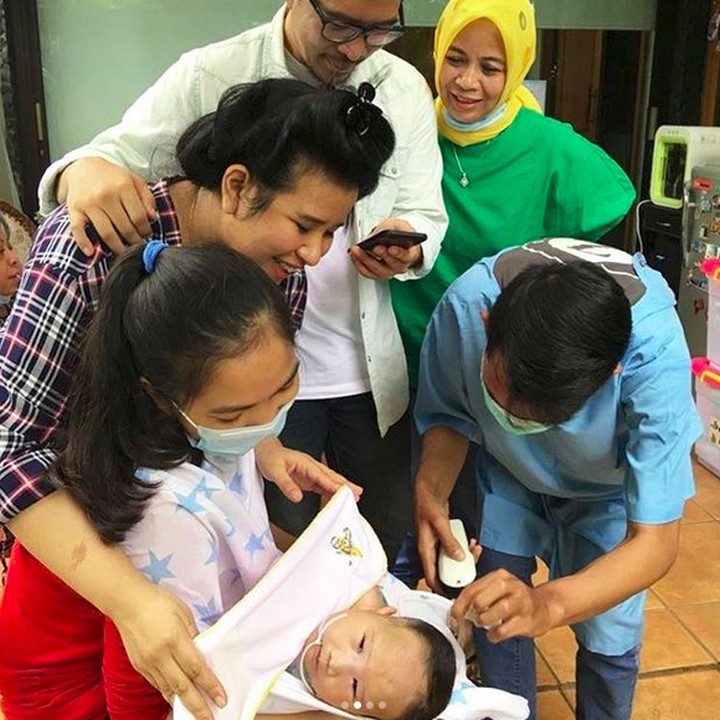 <p>Ini waktu Adam lagi dicukur rambutnya. Bunda Ratih sama Ayah Ludi selalu setia mendampingi Adam. (Foto: Instagram/ @adamfabumi)  </p>