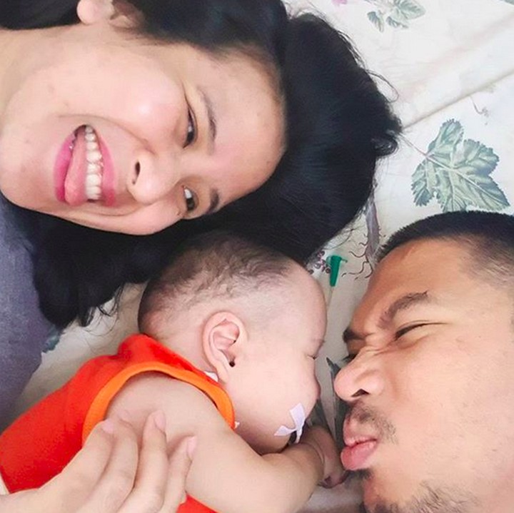 <p>Senyum selalu tersungging di wajah Ratih dan Ludi untuk menyemangati si kecil Adam. (Foto: Instagram/ @ratihmegasari)</p>