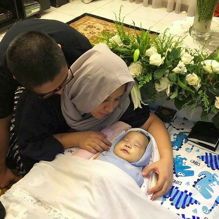 <p>anusia berencana, tapi Tuhan berkehendak. Adam Meninggal pada Rabu, 22 November 2017. Kamu udah nggak sakit lagi ya, Nak. Selamat jalan Adam! Si ganteng ketua genk kompleks dengan salam kenyotnya. Kenangan tentangmu nggak akan kami lupakan. (Foto: Instagram/ @ratihmegasari)  </p>