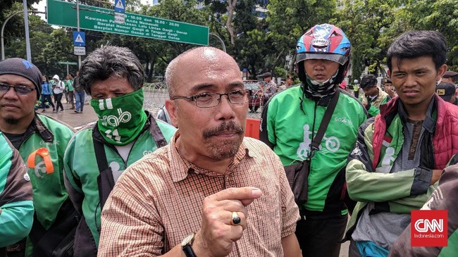 Azas Tigor Nainggolan menuntut PT PLN, PT KCI, dan Kepala Stasiun Bogor karena merasa terlantar tujuh jam saat listrik padam massal di Jabodetabek, Minggu