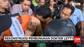 Dokter Helmi Dikawal Ketat Petugas Kepolisian