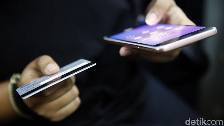 Illustrasi Kartu Kredit dan Belanja Online Illustrasi Kartu Kredit dan Belanja Online