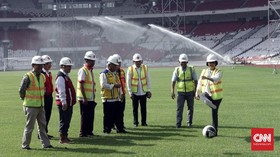 Aksi Sri Mulyani Bermain Sepak Bola di SUGBK