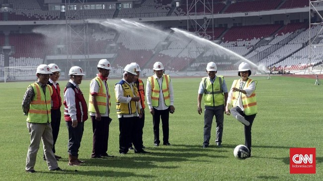 Menteri Keuangan Sri Mulyani sangat antusias melihat kondisi Stadion Utama Gelora Bung Karno. Dia bahkan menyempatkan diri unjuk kebolehan menendang bola.