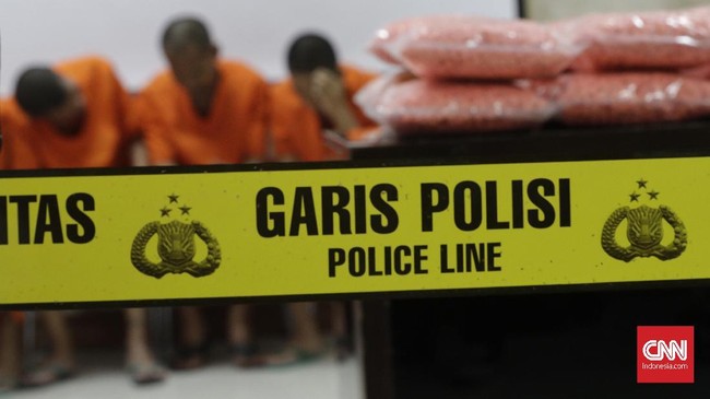 Pihak kepolisian menangkap sekelompok pengedar narkotika jenis sabu yang menggunakan modus pengiriman dengan memasukannya ke dalam bungkus Teh China.