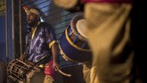 FOTO: Musik India di Atas Panggung Malaysia Ensambel 'urumee melam' yang dahulu merupakan musik untuk kelas pekerja India, kini dimainkan di festival-festival Hindu di Malaysia.