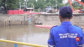 Basri dan Cerita Menjaga Pintu Air Jakarta