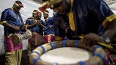 FOTO: Musik India di Atas Panggung Malaysia Ensambel 'urumee melam' yang dahulu merupakan musik untuk kelas pekerja India, kini dimainkan di festival-festival Hindu di Malaysia.