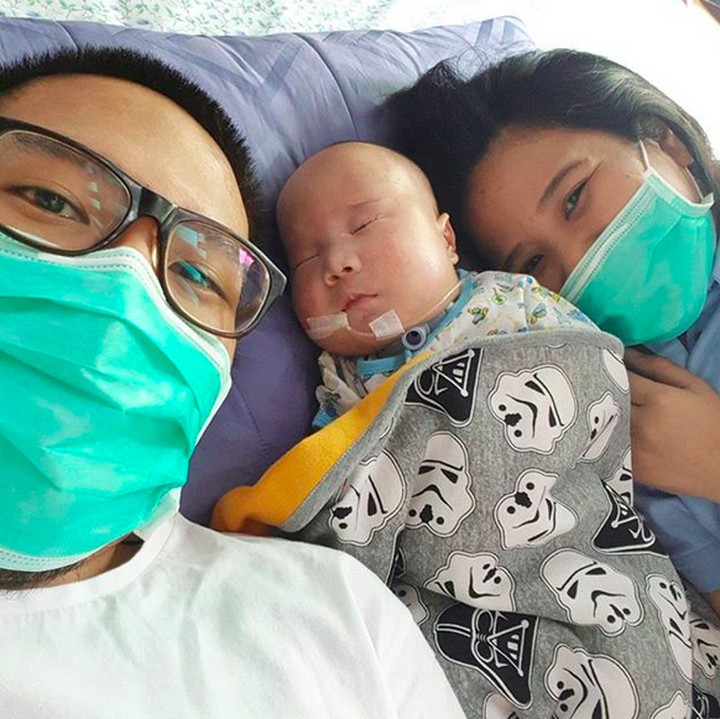 <p>Ratih dan Ludi berusaha membuktikan kalau bersama Adam, mereka mampu 'melawan dunia' (Foto: Instagram/ @adamfabumi)  </p>