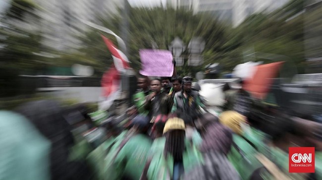 Truk yang dikerumuni diketahui membawa paket sembako yang semula akan dibagikan. Pembagian sembako dibubarkan polisi karena memicu kerumunan orang.