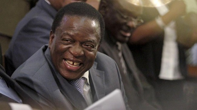 Mengawal Robert Mugabe sejak zaman perjuangan kemerdekaan, Emmerson Mnangagwa dikenal dengan julukan buaya karena kekejamannya. Kini, ia juga 'memangsa' Mugabe.