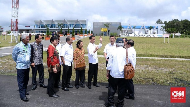 Maskapai internasional asal Malaysia, AirAsia tertarik menjadikan Bandara Internasional Silangit, Sumatera Utara sebagai hub penerbangan.