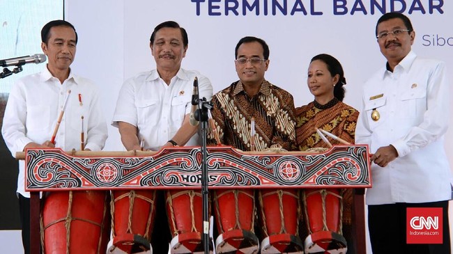 Pemerintah menawarkan proyek pengembangan Bandara Silangit ke para pengusaha India. Hal ini dilakukan untuk mempercepat penyelesaian proyek.