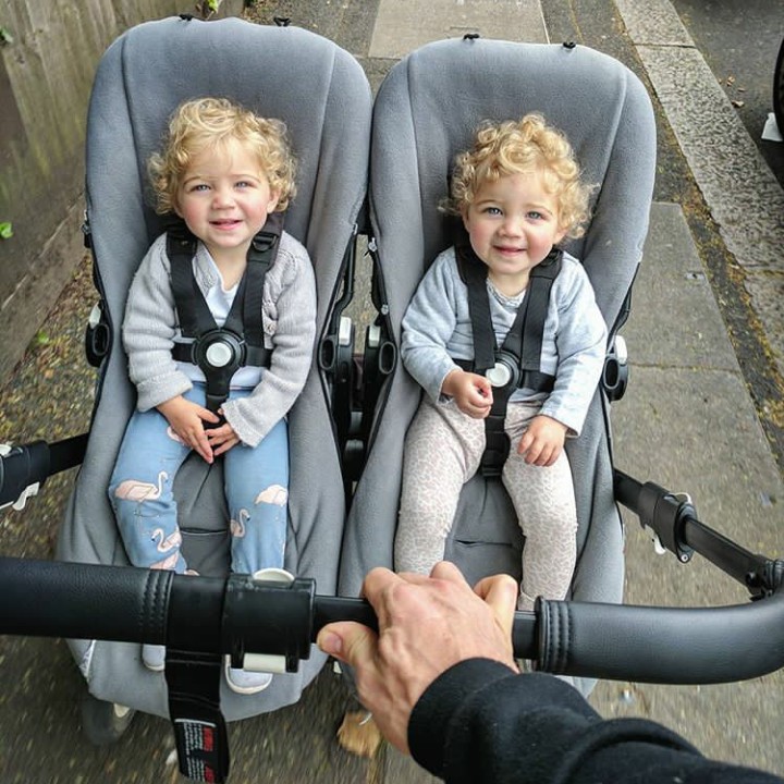 <p>Kali ini duduk manis dengan kompak di stroller. (Foto: Instagram @father_of_daughters)</p>