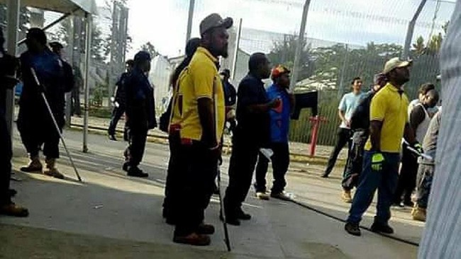 Kepolisian Papua Nugini memulai operasi untuk memaksa keluar para pengungsi yang masih berada di kamp milik Australia di Pulau Manus, Kamis (23/11) sore.