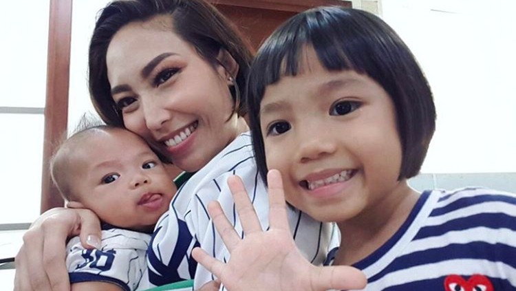 Kayak apa sih pola asuh yang diterapkan Ayu Dewi untuk buah hatinya?