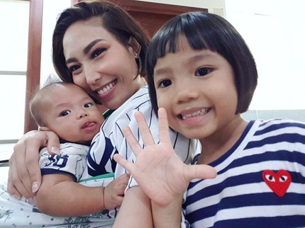 Begini Pola Asuh yang Diterapkan Ayu Dewi untuk si Kecil