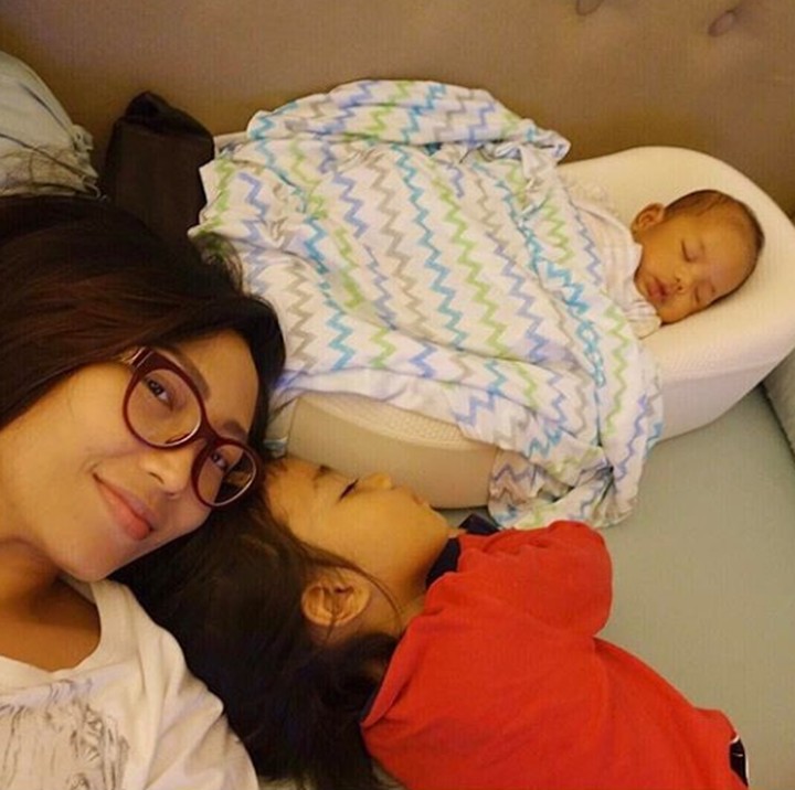 <p>Senangnya santai-santai bareng kakak Aqilan dan dedek Aqlan. (Foto: Instagram @mrsayudewi)</p>