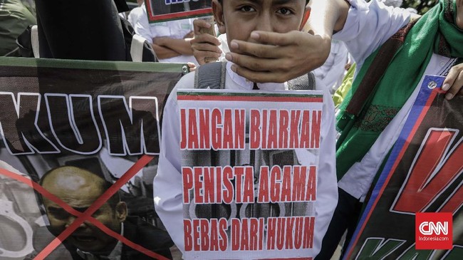 Kadiv Humas Mabes Polri menilai massa 2411 telah salah paham menagih kasus Viktor Laiskodat karena perkara itu masih berjalan.